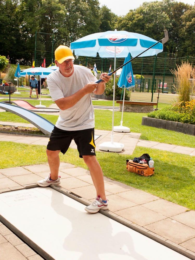 Markus Janßen beim Minigolf spielen